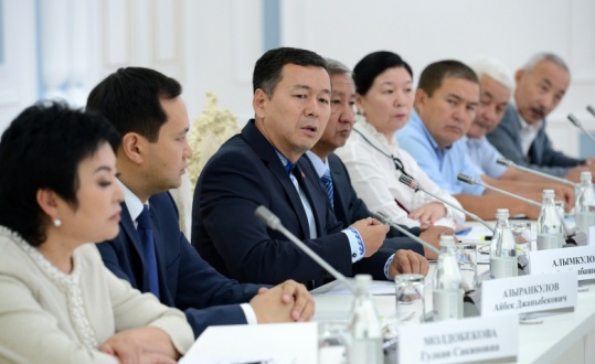 жээнбеков апрелевцы2.jpg