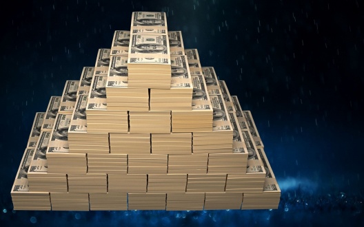 piramida-iz-pachek-dollarovyx-kupyur.jpg
