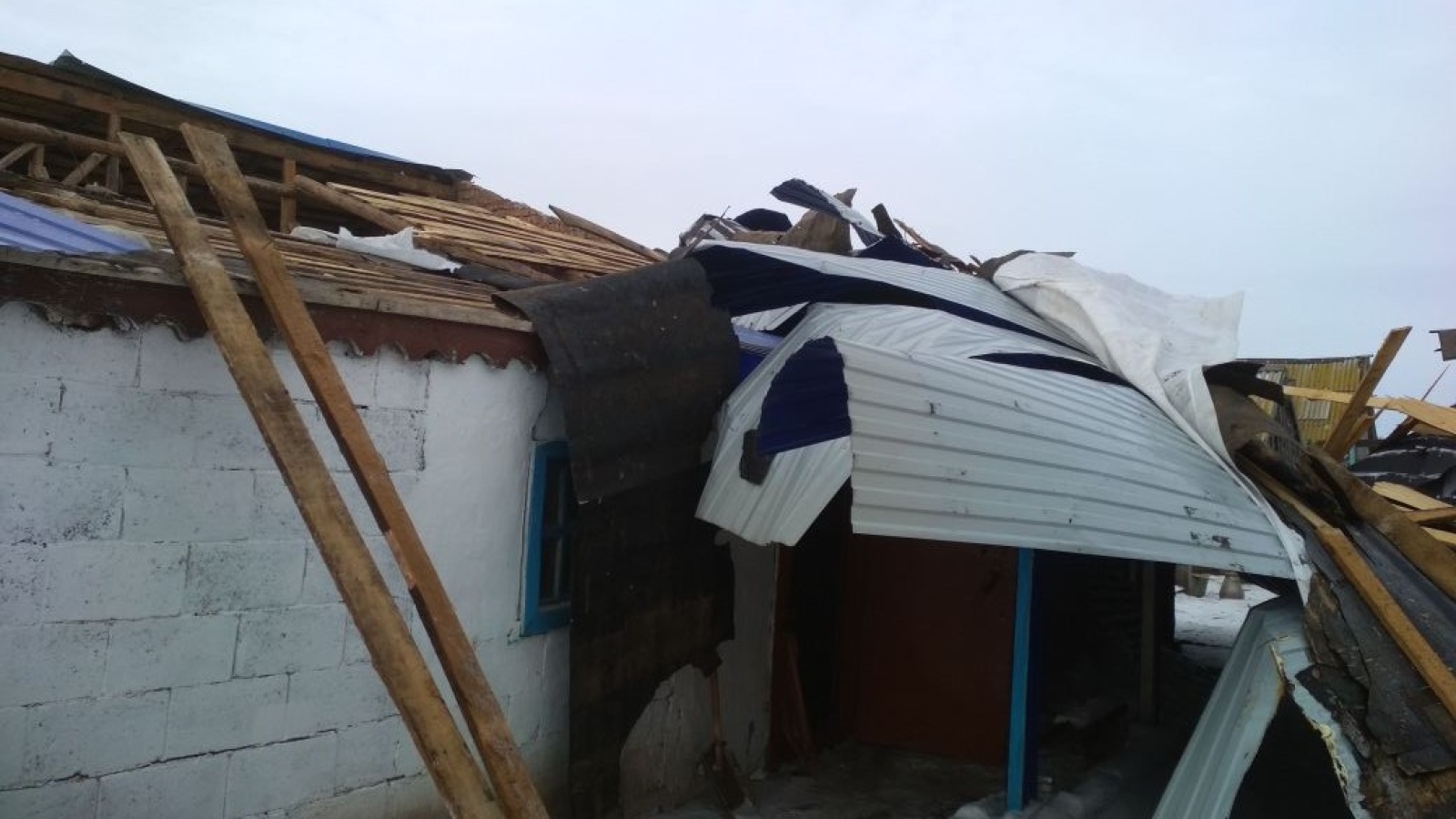 Дома сломанный крышей. Поврежденная крыша. Сломанная крыша. Частный дом снесло крышу. Сорвало крышу.