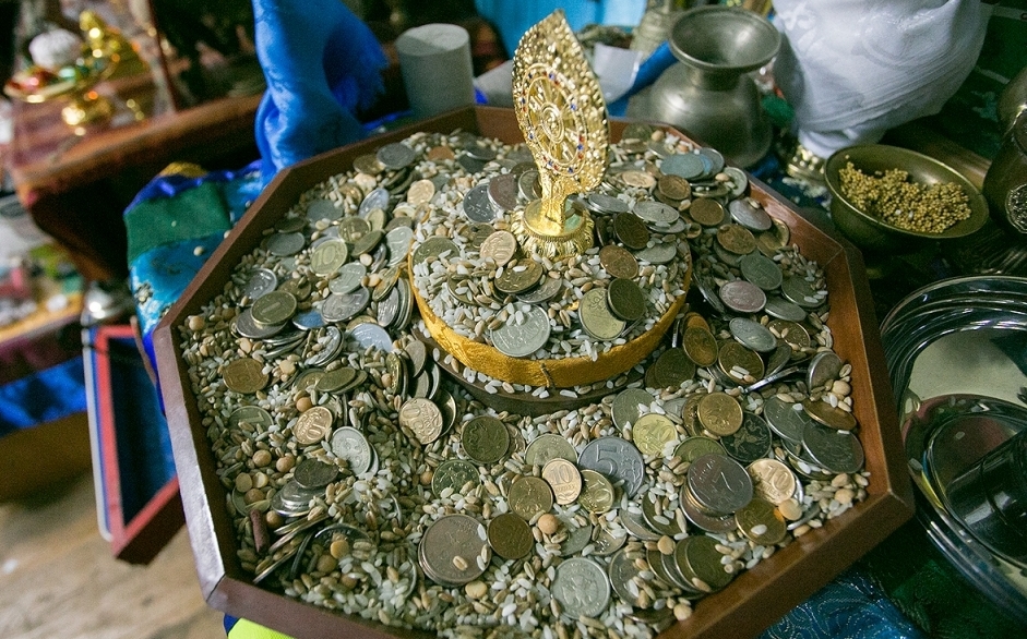 Зачем кидают монеты. Монеты в фонтане. Султана монетами закидывают. Куда бросить монету, чтобы исполнилось желание. Кидала монету в фонтан.