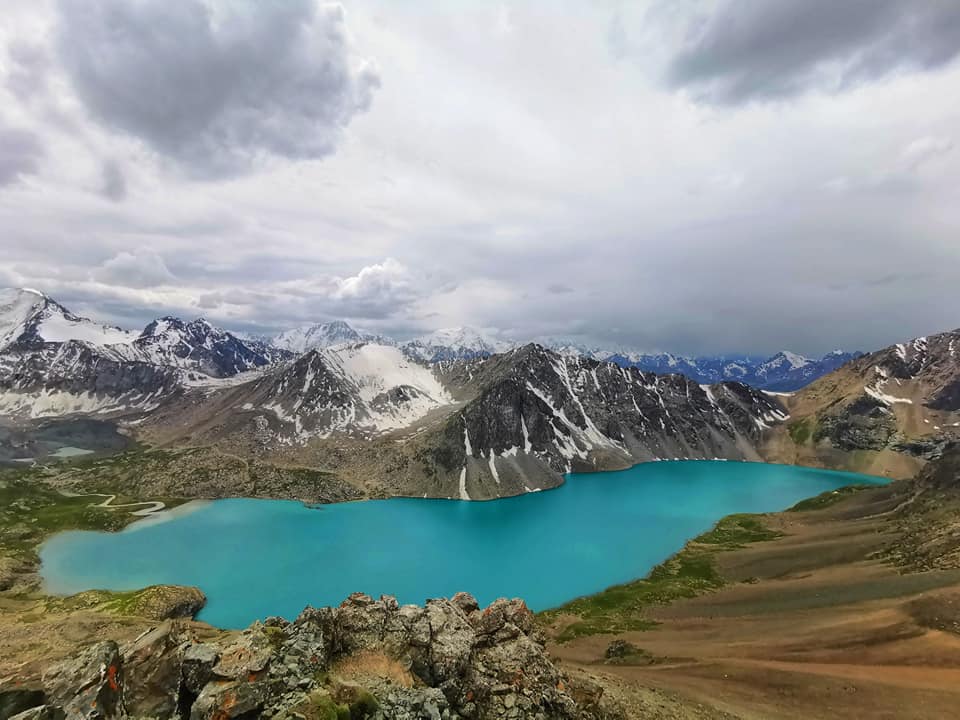 Ала кель. Озеро ала Куль Кыргызстан. Алакуль Киргизия. Ала кёль озеро Киргизия. Аллакуль горное озеро Киргизия.