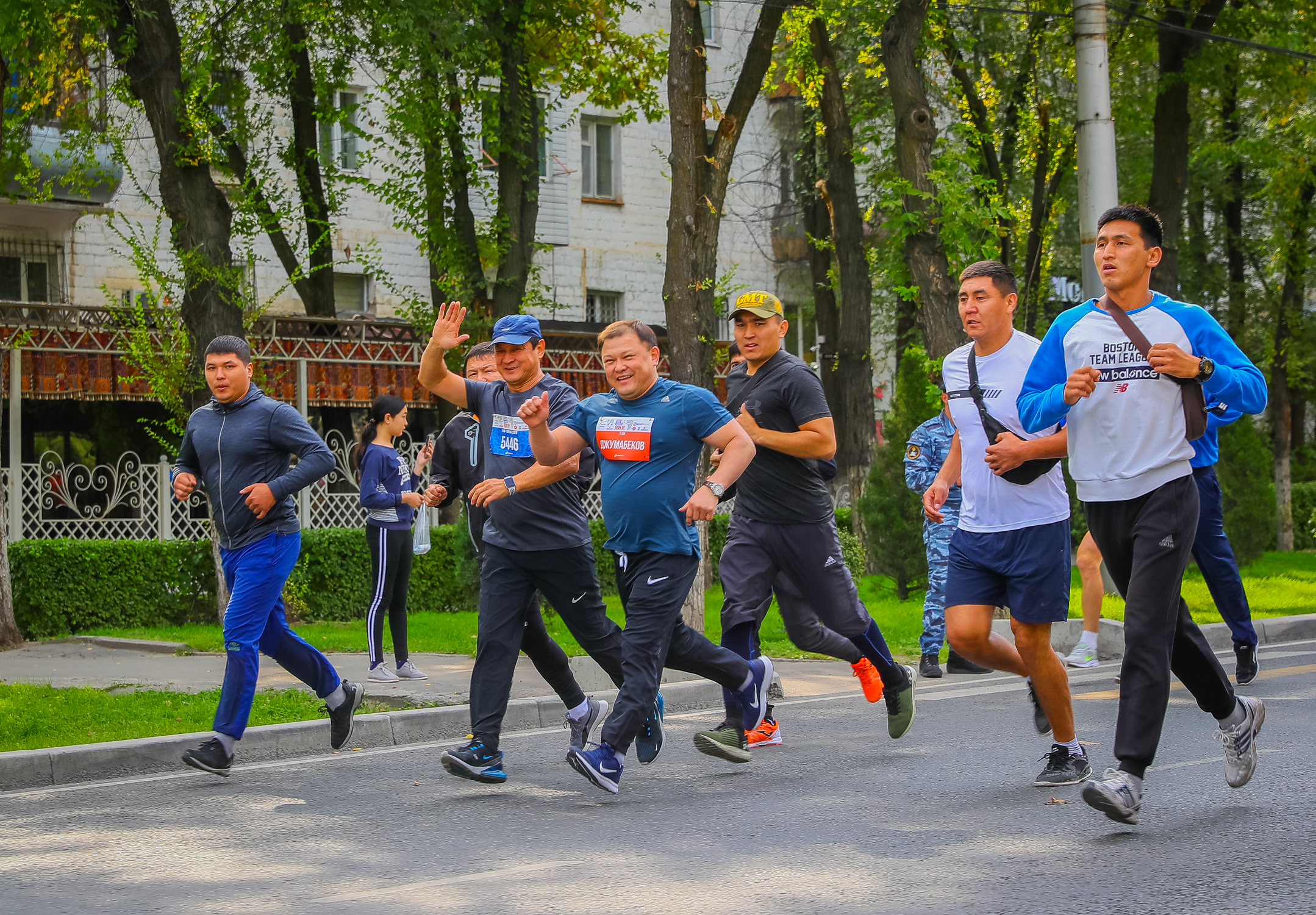 Мероприятиях 4. Забег в Бишкеке. Полумарафон сохраним снежного Барса в Бишкеке. Бишкек Барс. Охранники бегут на игру.