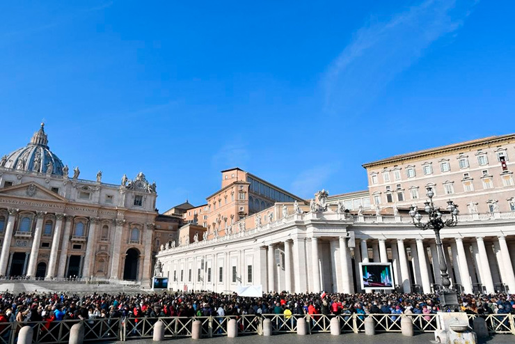 Площадь Святого Петра в Ватикане во время еженедельной молитвы «Ангел Господень» 19 января 2020 года
