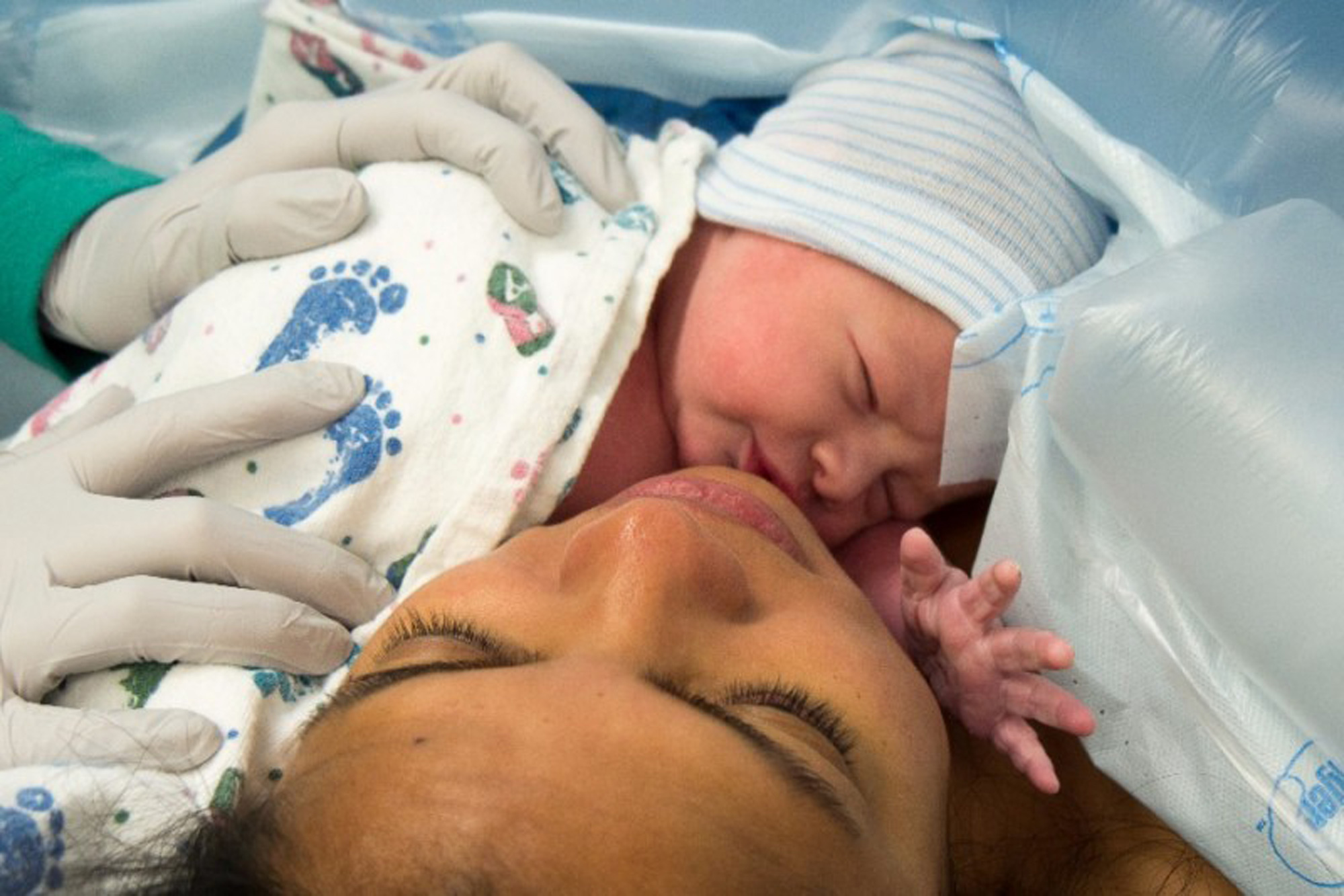 Ребенок первые дни после родов. Младенец только родившийся.