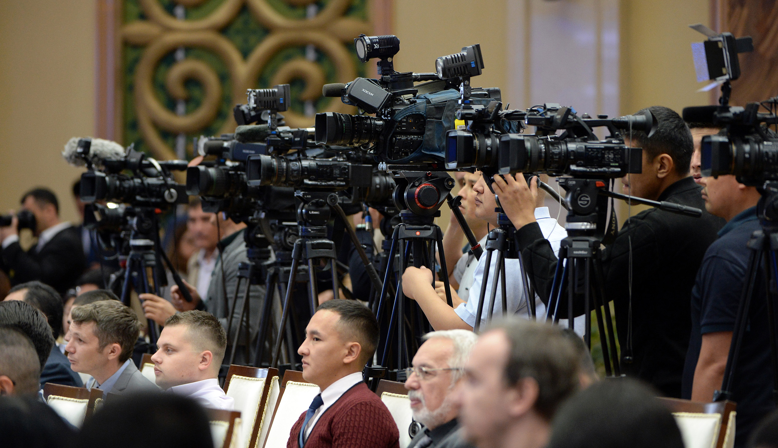 Сми24 главное новости. Толпа журналистов. Иностранные журналисты. Кыргызские журналисты. Представители СМИ.