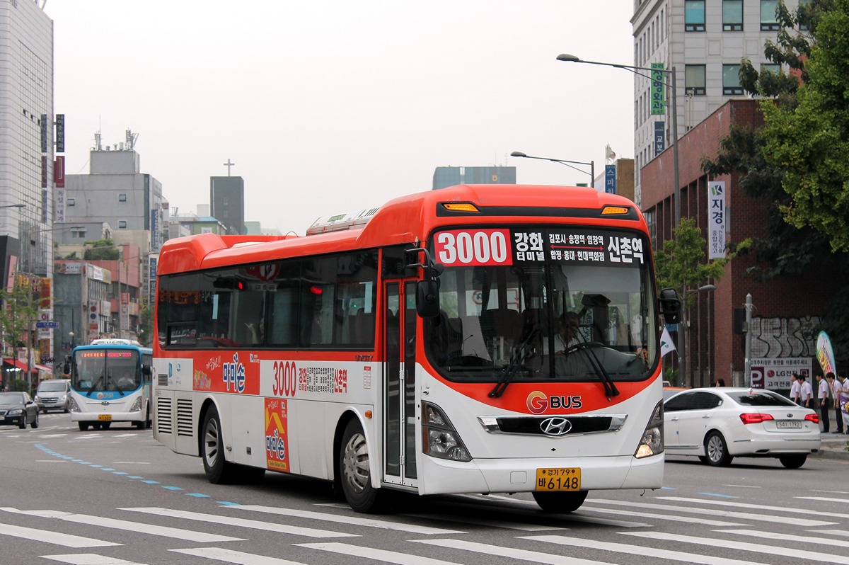 Транспорт сеула. Hyundai Bus 2004 Korea. Daewoo Bus в Южной Корее. Корея автобус Южная Хюндай. Маршрутки в Корее.