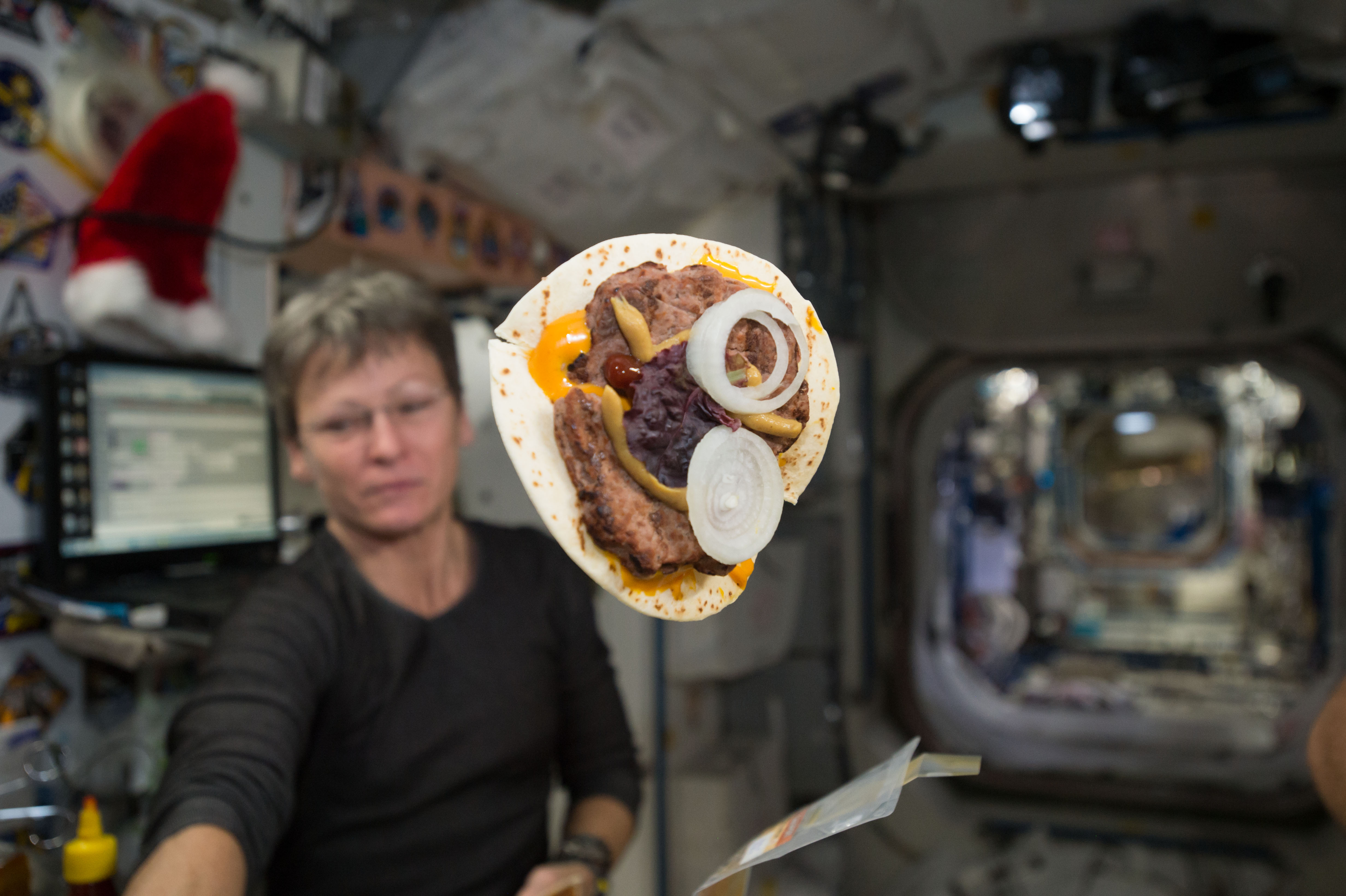 Что можно есть в космосе. Еда в космосе. Еда Космонавтов в космосе. Современная Космическая еда. Еда в космическом корабле.