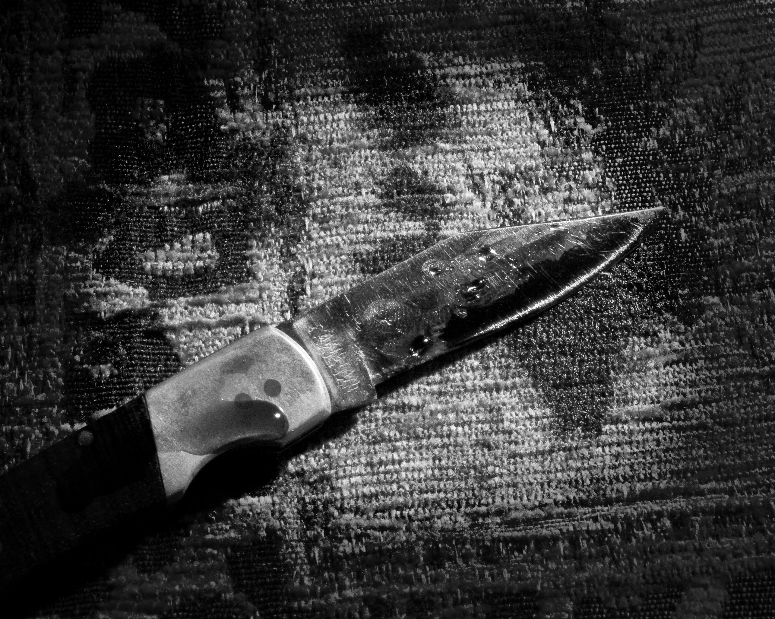 Нож на черном фоне