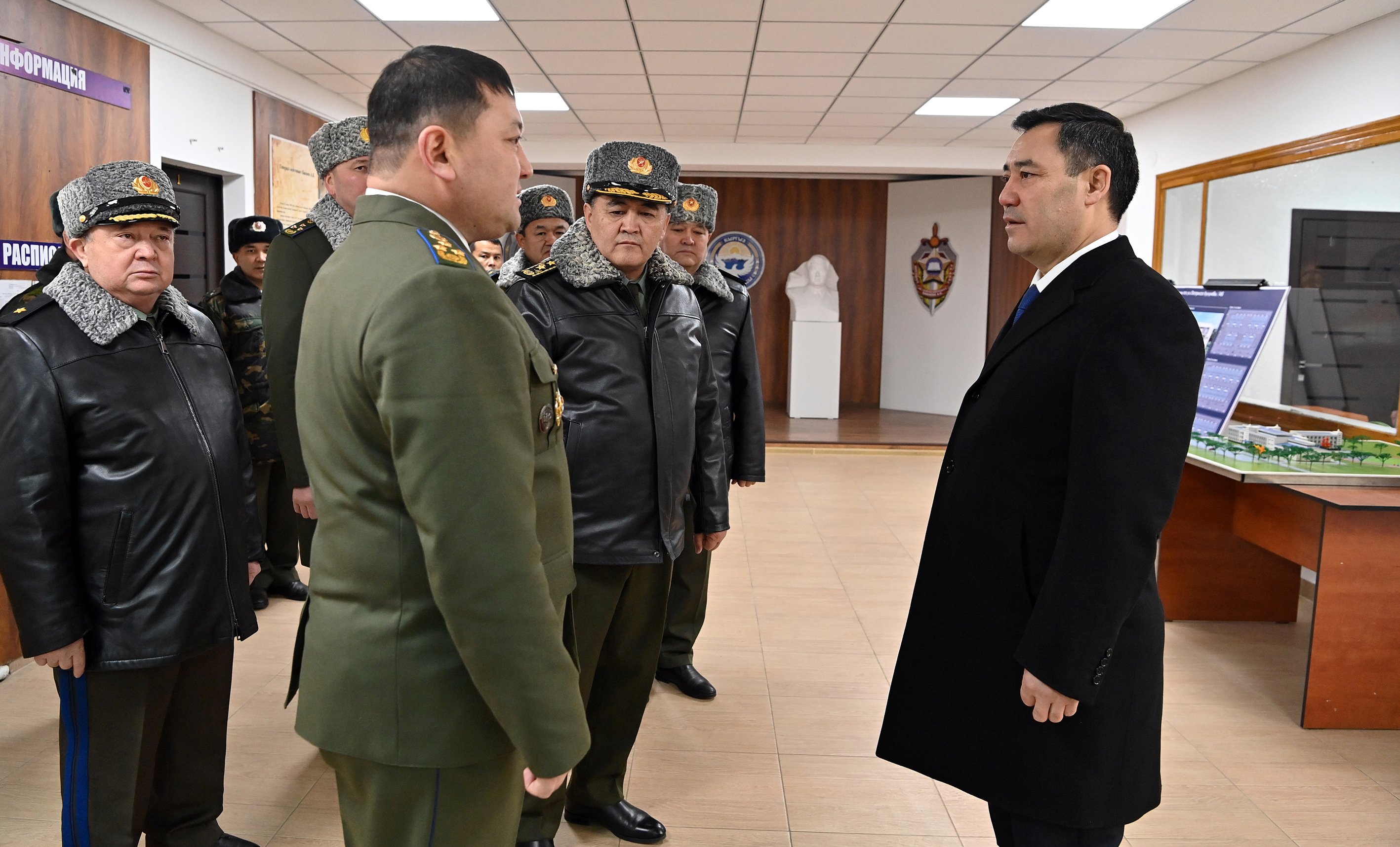 Садыр кыргызстан. Садыр Жапаров самолет. Садыр Жапаров в самелете. Комитет национальной безопасности Кыргызской Республики.