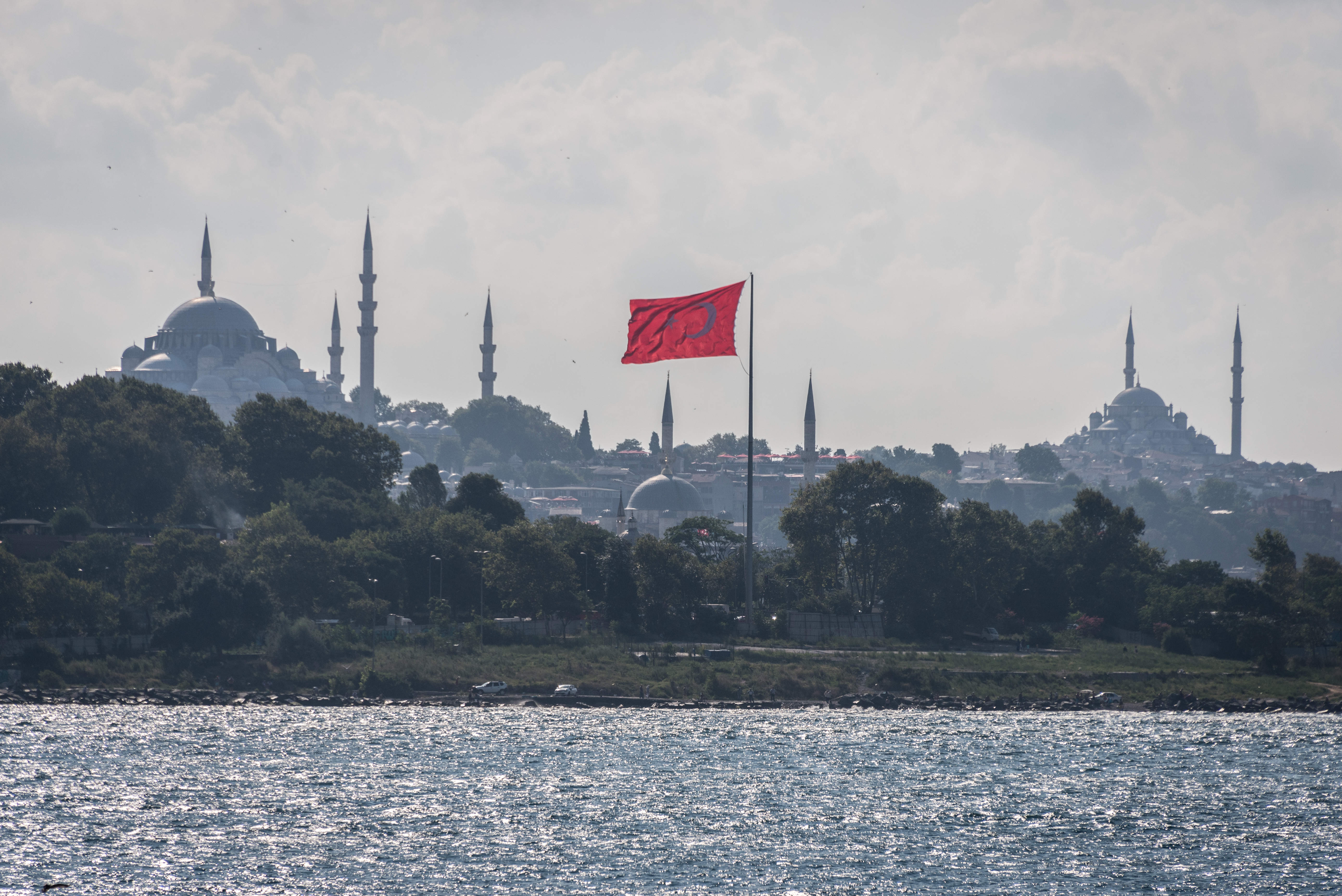 Турция россия стамбул. Босфорский залив Стамбула. Стамбул Константинополь. Босфорский залив Стамбула живопись. Флаг Турции Босфор.