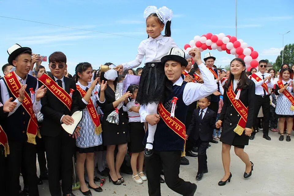 Прическа на последний звонок. Выход 11 класса. Выход 11 класса. Прически на последний звонок с лентами. Выход 11 класса.