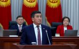 Sooronbaj-ZHeenbekov-v-parlamente.jpg