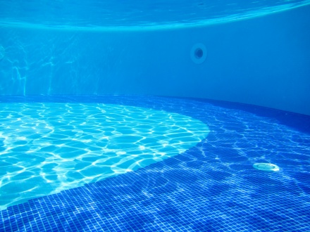 pool-underwater-1581595534FDf.jpg
