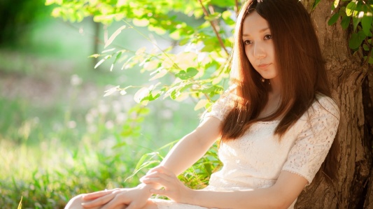 Girls_Asian_girl_leaning_against_a_tree_097697_.jpg