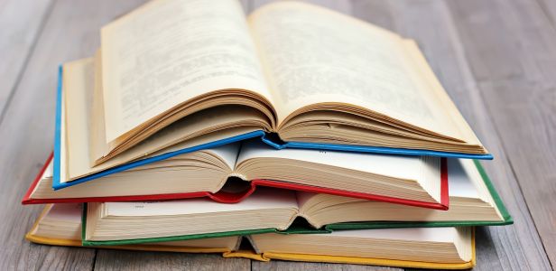 stack-of-books-on-the-table-picture-id636337794.jpg